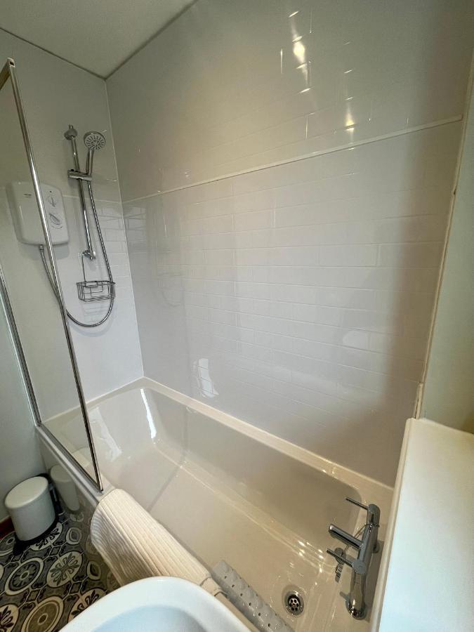 Comfortable, Modern Apartment With Parking. Inverness. Экстерьер фото