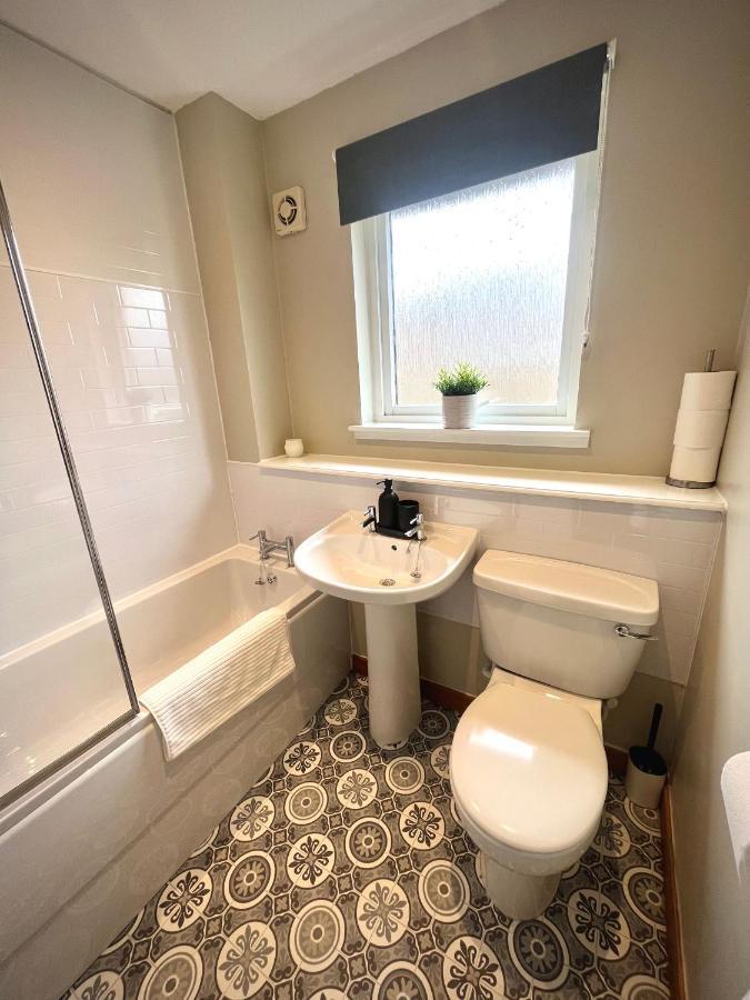 Comfortable, Modern Apartment With Parking. Inverness. Экстерьер фото